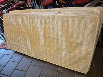 2 x matras 90 bij 200 beschikbaar voor biedingen
