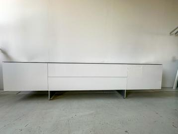 Minimalistisch design dressoir – wit hoogglans zwart blad beschikbaar voor biedingen