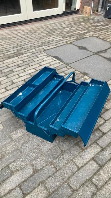 Gereedschap kistje staal. beschikbaar voor biedingen