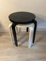 Ikea frosta krukjes 2 stuks alvar aalto wit en zwart, Huis en Inrichting, Krukjes, Ophalen of Verzenden, Zo goed als nieuw, Hout