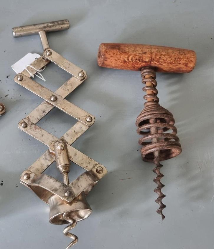 2 antieke kurkentrekkers 1 zigzagmodel en 1 houten, Antiek en Kunst, Curiosa en Brocante, Ophalen of Verzenden