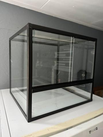 Terrarium vol glas ongv 40x40x40 beschikbaar voor biedingen