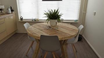 Ronde Tafel van oud steigerhout beschikbaar voor biedingen