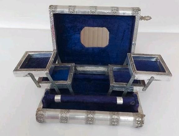 Zilverkleurig Sieradendoosje met Paars Fluweel, Sieraden, Tassen en Uiterlijk, Beautycases, Gebruikt, Hardcase, Overige kleuren