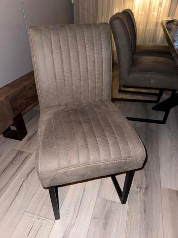 6 eettafel stoelen beschikbaar voor biedingen