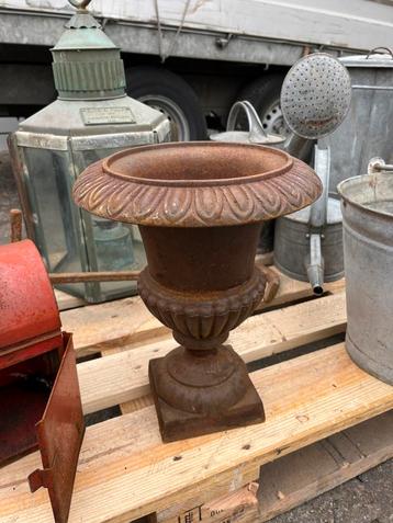Gietijzeren Bloempot - Tuindecoratie beschikbaar voor biedingen