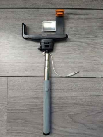 Selfiestick met ontspanknop beschikbaar voor biedingen