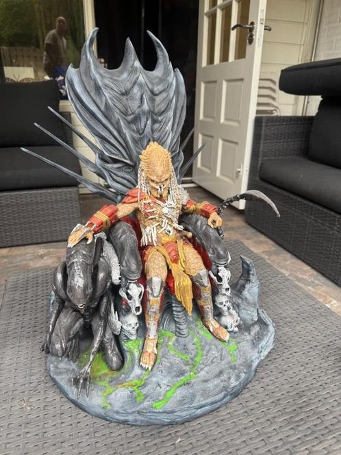 Predator on Throne – XL Collector’s Statue, Verzamelen, Beelden en Beeldjes, Nieuw, Fantasy, Ophalen