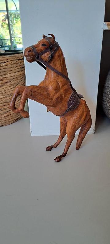 Vintage leren paard op achterbenen beschikbaar voor biedingen