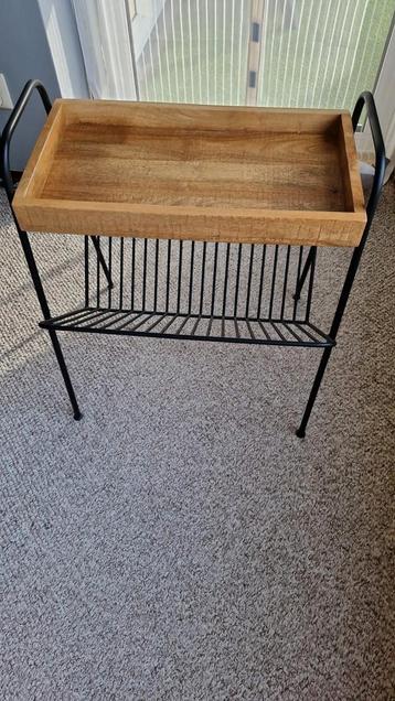 Houten bijzettafel met metalen frame beschikbaar voor biedingen