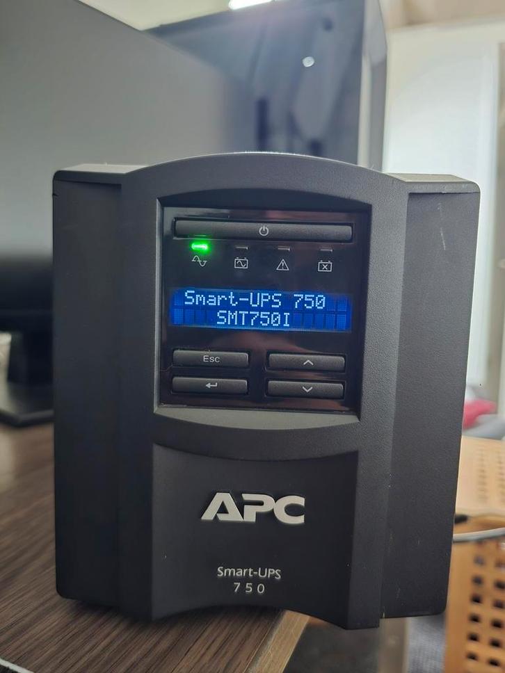 APC Smart-UPS 750 - Noodstroom, Computers en Software, Noodvoedingen (UPS), Gebruikt, Ophalen of Verzenden