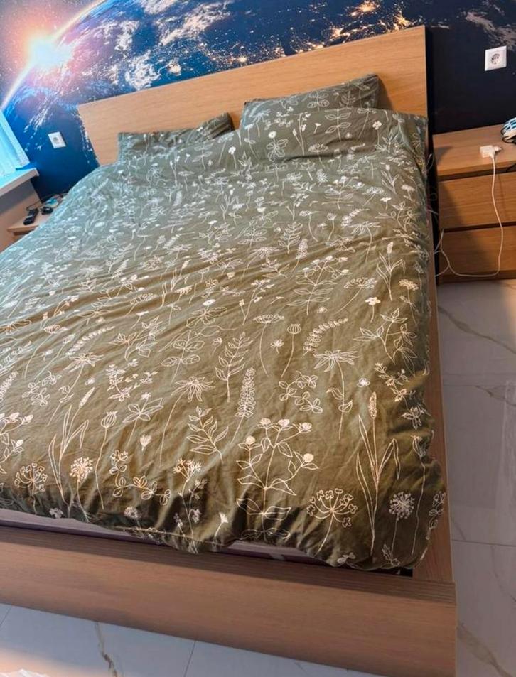 Ikea malm bed compleet met nachtkastje, Huis en Inrichting, Slaapkamer | Complete slaapkamers, Zo goed als nieuw, Tweepersoons