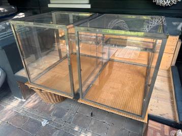 Twee acrylglazen tafel vitrines beschikbaar voor biedingen