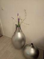 2 grote vazen (zilver) + bloemen, Huis en Inrichting, Overige materialen, Zo goed als nieuw, Ophalen, Overige kleuren