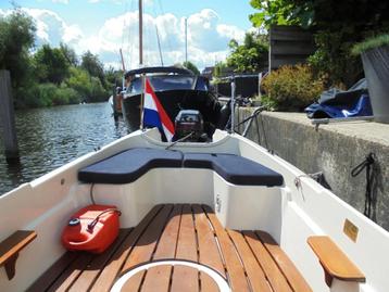 Een zeer mooi gelijnde AW / Arie Wiegmans 17 sloep. beschikbaar voor biedingen