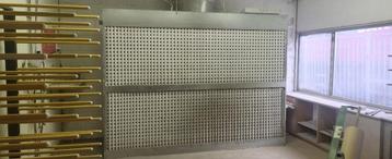 Spuitwand met Creemers compressor beschikbaar voor biedingen