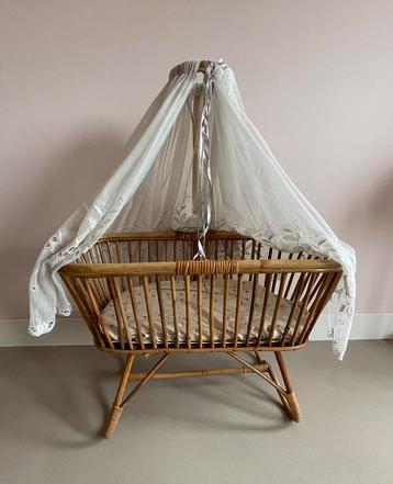 Rotan poppenwieg beschikbaar voor biedingen
