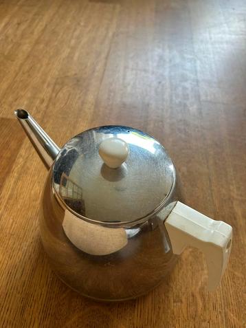 Thee pot beschikbaar voor biedingen