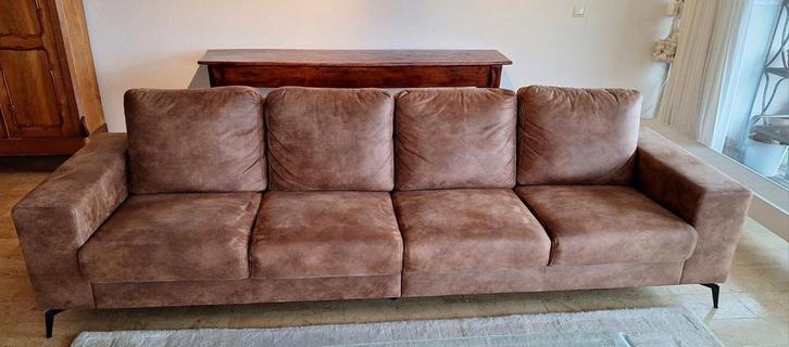 Mooie grote 4 zits bank in bruin / cognac kleur, Huis en Inrichting, Banken | Bankstellen, Zo goed als nieuw, 200 tot 250 cm, 75 tot 100 cm