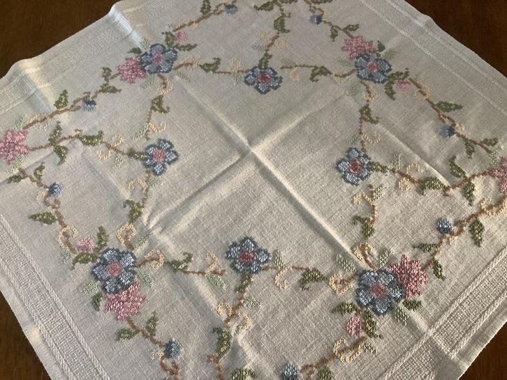 Handgeborduurd beige dekservet, tafelkleed bloemen; 80*80 cm, Huis en Inrichting, Tafelkleden, Zo goed als nieuw, Vierkant, Binnen