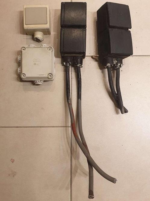 2 buitenstopkontakten zwart + verdeeldoos & buitenschakelaar, Doe-het-zelf en Verbouw, Elektra en Kabels, Nieuw, Kabel of Snoer