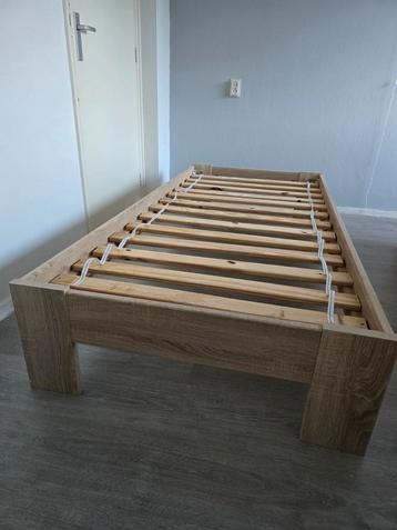 Mooie bed incl matras beschikbaar voor biedingen