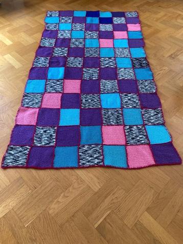 Gebreid deken in patchwork stijl beschikbaar voor biedingen