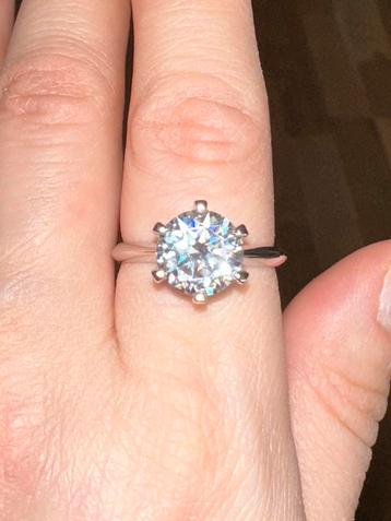 Zilveren ring met 3 karaat Moissanite. Maat 17, 18, 18.5 beschikbaar voor biedingen