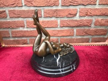 fraai bronzen beeld, erotica, pikant liggende dame beschikbaar voor biedingen