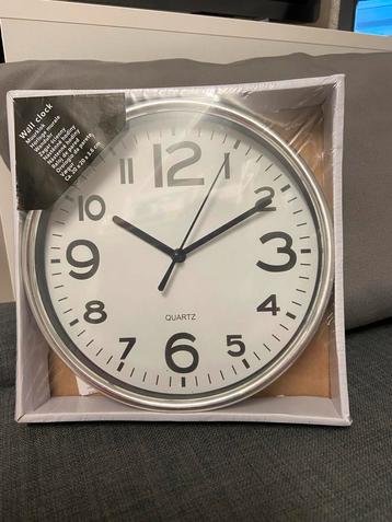 Nieuwe Wandklok - Klassiek Design beschikbaar voor biedingen
