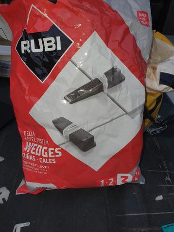 Tegel Levelling Keggen en Rubi Levelling Clips 1,5mm beschikbaar voor biedingen