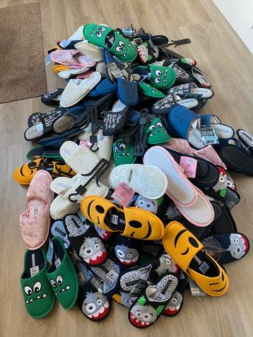 Partij kinder pantoffels / slippers, diverse maten, 90 paar beschikbaar voor biedingen