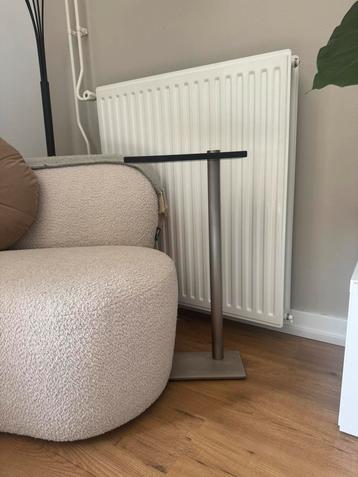 Bijzettafel beschikbaar voor biedingen
