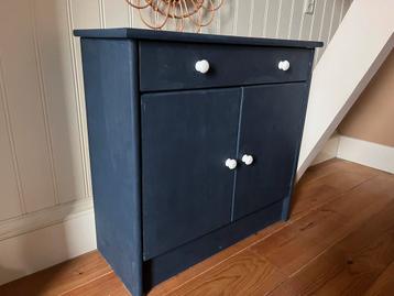 GRATIS: kastje met deurtjes en lade beschikbaar voor biedingen