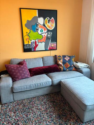 Grijze IKEA Kivik bank met hocker - afbeelding 2