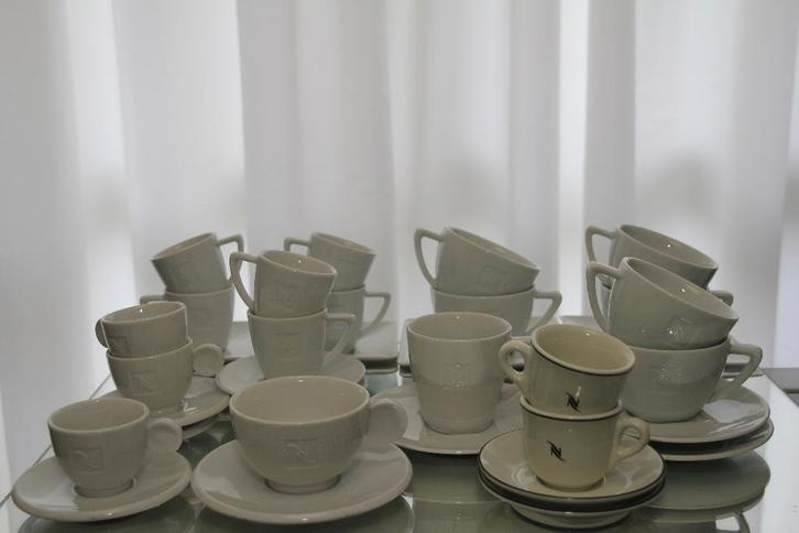 Nespressso kop en schotels, Huis en Inrichting, Keuken | Servies, Zo goed als nieuw, Kop(pen) en/of Schotel(s), Overige stijlen