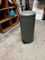 Grijze prullenbak met pedaal, Huis en Inrichting, Woonaccessoires | Prullenbakken, Kunststof, Gebruikt, Met pedaal, 50 tot 75 cm