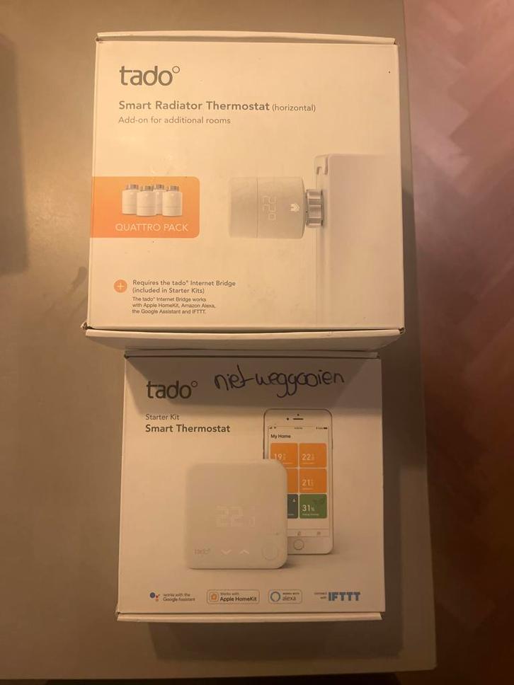 Tado Slimme Thermostaat Starter Kit + 4 Radiator Knoppen, Doe-het-zelf en Verbouw, Thermostaten, Zo goed als nieuw, Slimme thermostaat