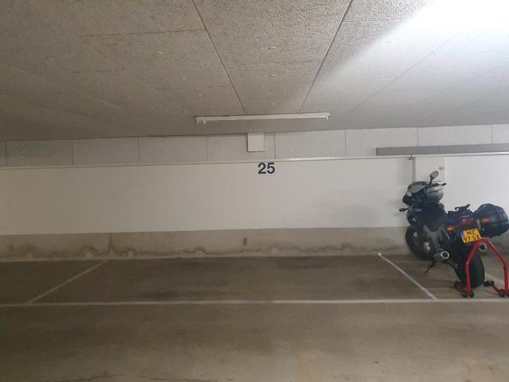 Parkeerplek met oplaadpunt in garage Rotterdam Noord, Huizen en Kamers, Garages en Parkeerplaatsen, Rotterdam
