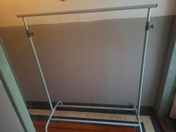 Kledingrek - Grijze Kleur beschikbaar voor biedingen