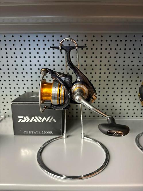 Daiwa Certate 2500R Japan, Watersport en Boten, Hengelsport | Roofvissen, Zo goed als nieuw, Molen, Ophalen