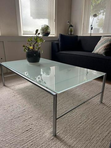 Glazen tafel met roestvrij stalen frame beschikbaar voor biedingen