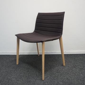 Arper Catifa 53 Design Stoelen | Bruin | Gestoffeerd | Stoel beschikbaar voor biedingen