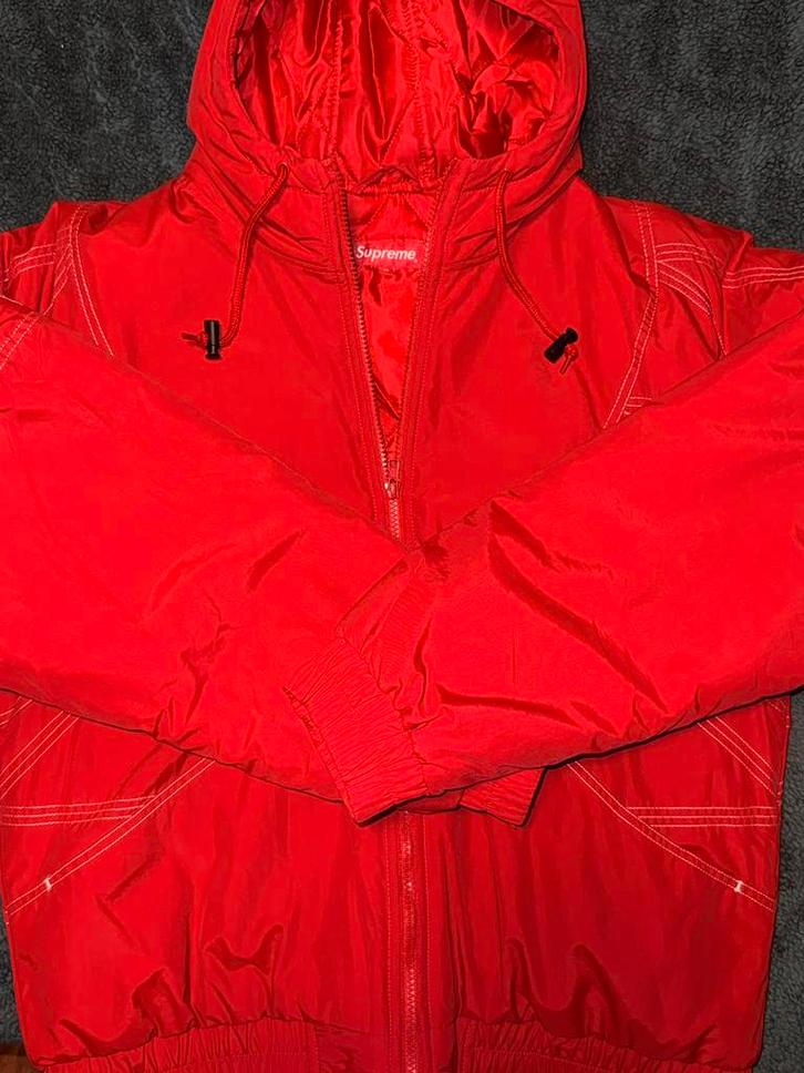 Supreme Zig Zag Puffer Jacket – Rood – M – Nieuw (DS), Kleding | Heren, Jassen | Winter, Zo goed als nieuw, Maat 48/50 (M), Rood