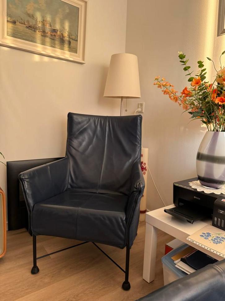 Charly Gerard van den Berg fauteuil - donkerblauw leer, Huis en Inrichting, Fauteuils, Gebruikt, Leer, 50 tot 75 cm, Minder dan 75 cm