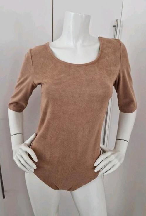 NIEUW! BODYTOP SUEDINE CAMELKLEUR MT M, Kleding | Dames, Tops, Nieuw, Maat 38/40 (M), Bruin, Korte mouw, Ophalen of Verzenden