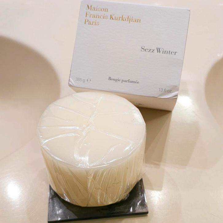 NU €85 ‼️ Maison Francis Kurkdjian kaars Sezz Winter parfum, Huis en Inrichting, Woonaccessoires | Kandelaars en Kaarsen, Nieuw