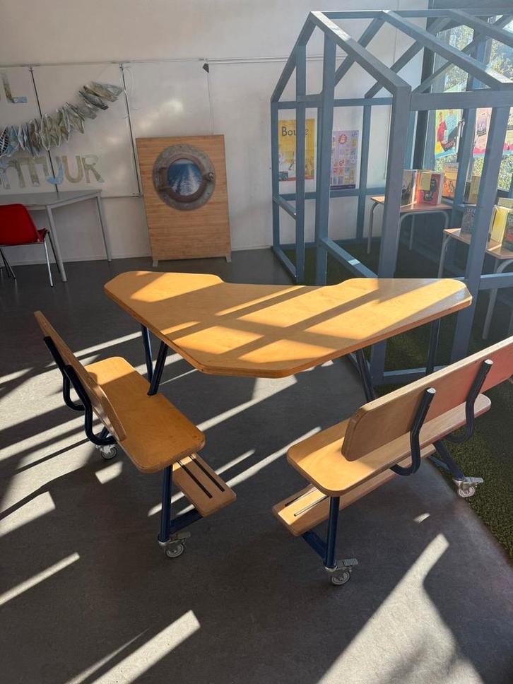 Verrijdbare tafel met bankjes, Huis en Inrichting, Bureaus, Gebruikt, Ophalen