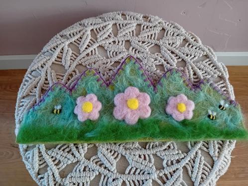 Verjaardagskroon vilt bloemen, Hobby en Vrije tijd, Vilt, Nieuw, Ophalen of Verzenden