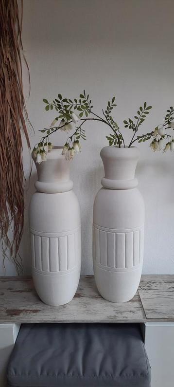 Witte decoratieve vazen beschikbaar voor biedingen